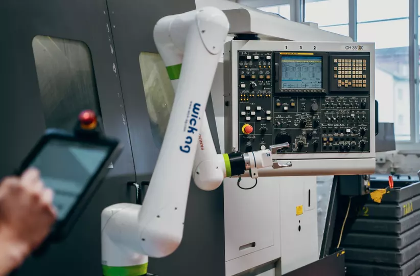 At Emerson Professional Tools AG, a FANUC cobot works safely alongside an operator, supporting smooth interaction between manual tasks and automated handling. The collaborative setup enhances process reliability and maintains high productivity, even in dynamic production environments.