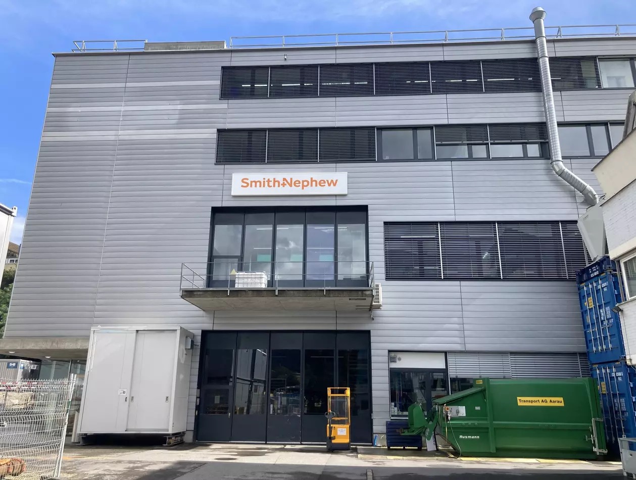 Images Smith & Nephew success story 
Machine tending with LR-10iA/10 and DCS