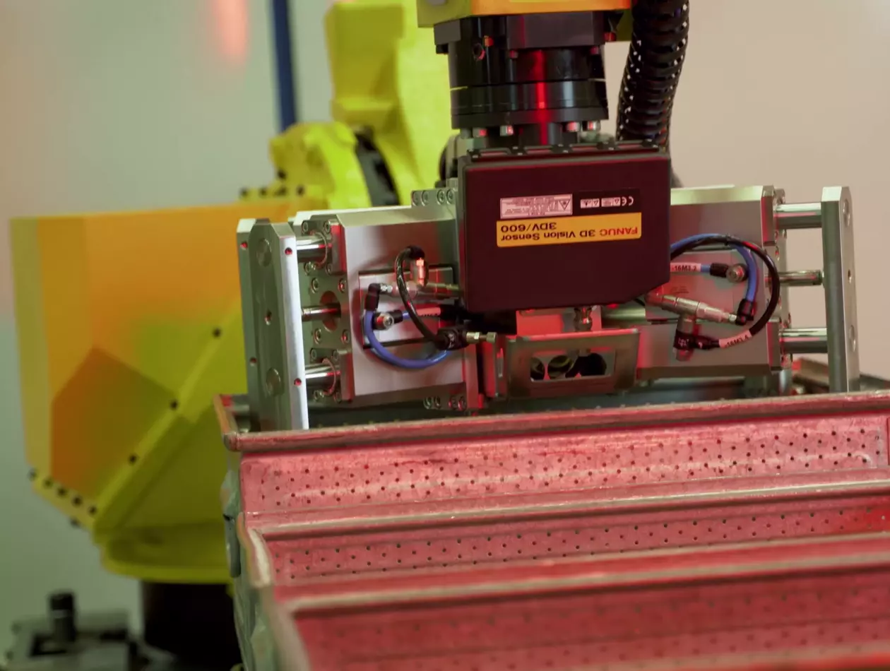 FANUC M-710iC/70 industrial robot combined with a FANUC 3DV/600 3D vision system, which is able to recognise the position of crates and pallets independently, at the Swiss company Heinz Hänggi Stanztechnik.