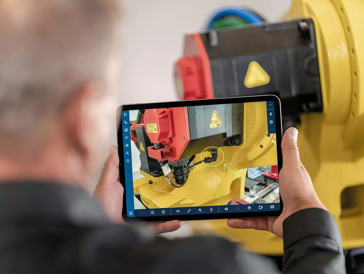 Service engineer is using FANUC FAR on a tablet