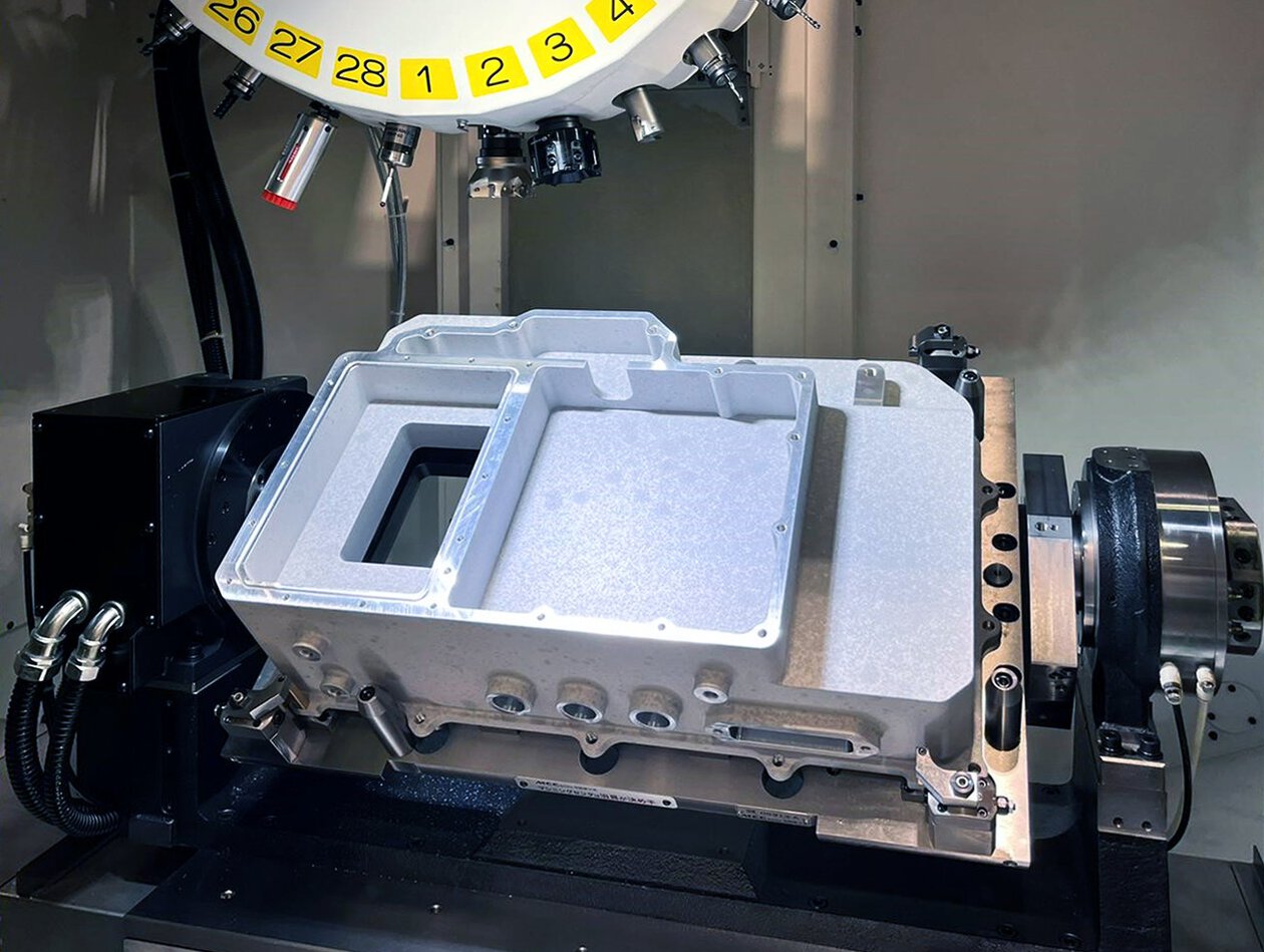 Image of ROBODRILL α-D28LiB5 ADV Plus Y500 with large workpiece.