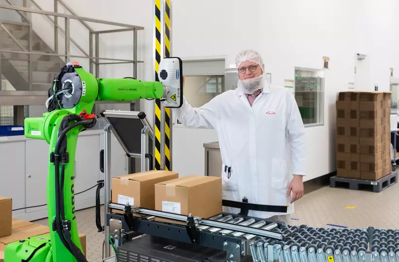 Image related to the success story Takeda. FANUC Germany. 

The Japanese pharmaceutical company Takeda has started using robots in packaging. A collaborative CR-15iA reduces the workload of the employees in 24/7 operation by five tons per shift.