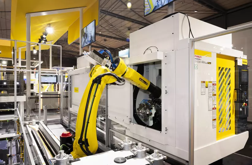 Machine tending with FANUC Robot. FANUC M-20iD/25 loading/unloading FANUC Robodrill D21MiB5 Plus machining center. The time required for the servo door to open and close has been significantly reduced when compared to traditional air cylinder operations. Fully automated production line at EMO 2023. 