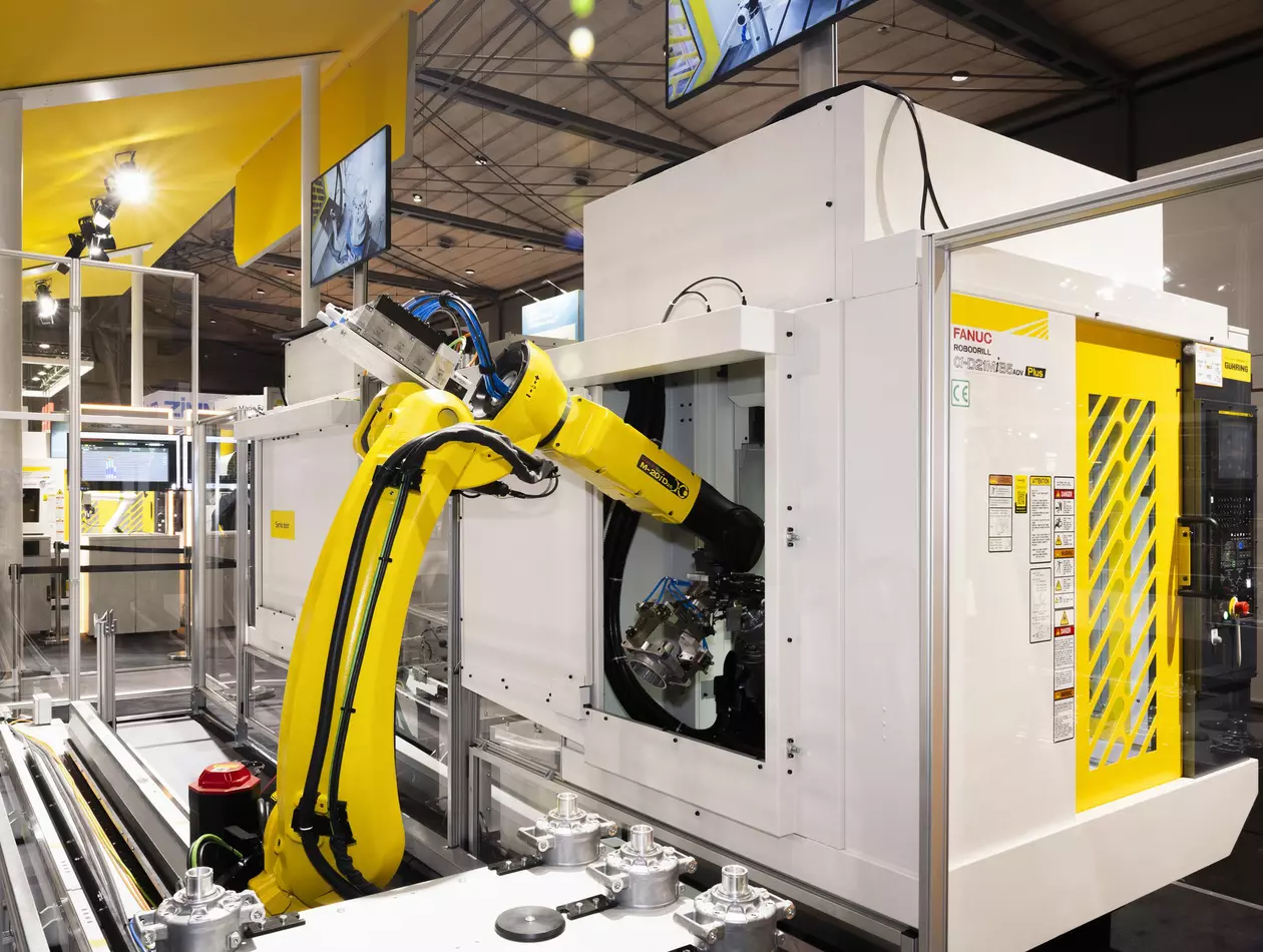 Machine tending with FANUC Robot. FANUC M-20iD/25 loading/unloading FANUC Robodrill D21MiB5 Plus machining center. The time required for the servo door to open and close has been significantly reduced when compared to traditional air cylinder operations. Fully automated production line at EMO 2023. 
