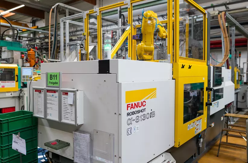Ako Kunststoffe Case Study picture: plastic parts production relies on advanced FANUC ROBOSHOT machines and robots