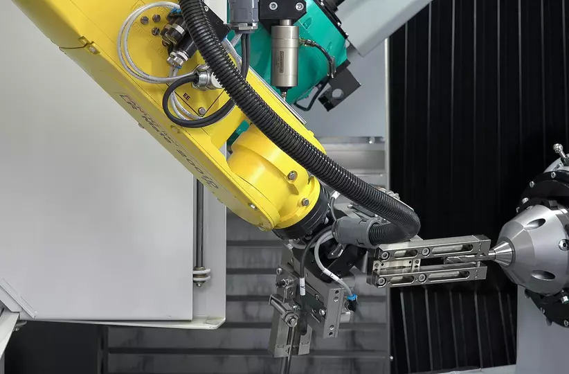 Automated CNC grinding with FANUC Robot LR Mate 200iD at CNC tool‑grinding machine manufacturer SCHNEEBERGER Maschinen AG.