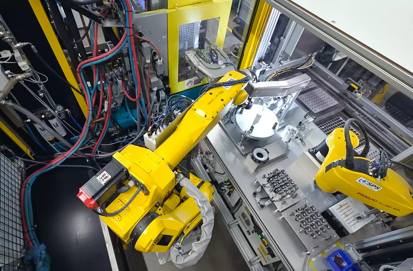 NUC enabled Vernay to fully automate, in a single cell, a production process involving flow-control solutions, and can now produce parts 24 hours and 7 days without interruptions. A SCARA robot, the FANUC SR-6iA, is used for picking, placing, and quality control, and the FANUC FANUC M-20iD is employed to flexibly load and unload a moulding machine.