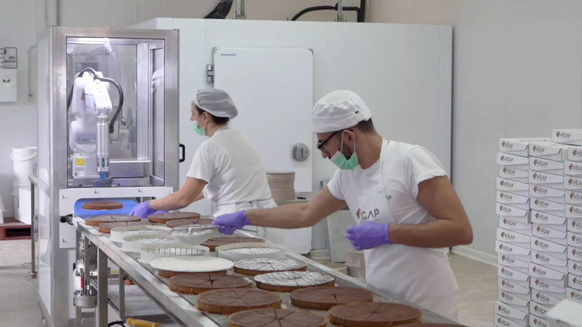 Success story about successful implementation of FANUC LR Mate 200iD in the food industry. Vigap has automated its cake cutting process with the introduction of a FANUC robot that cuts using an ultrasonic blade in confined spaces, bringing perfection and speed to production.