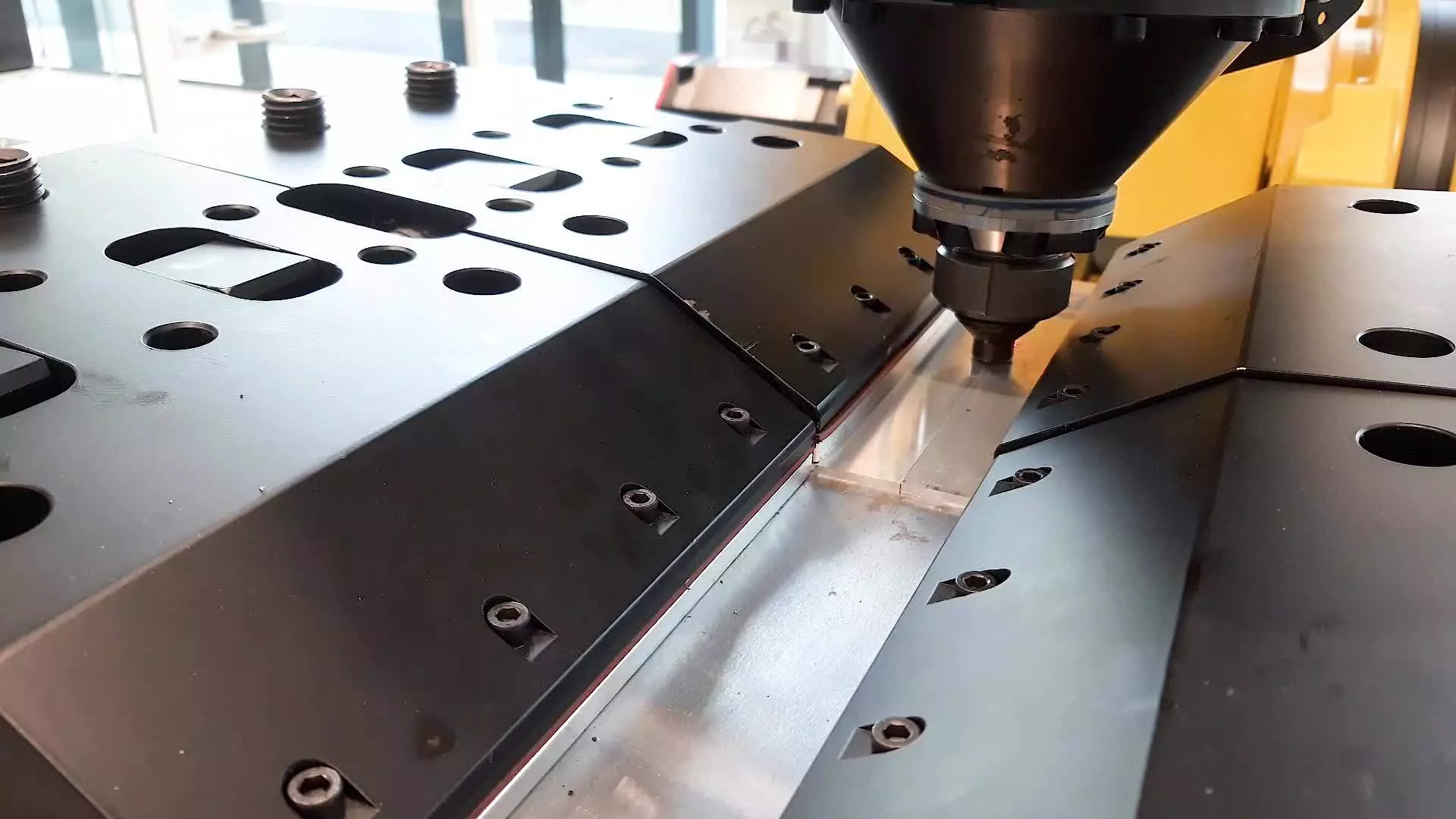 FANUC Robotlu Yüksek Hassasiyetli ve Yüksek Sertlikli FSW Makinesi