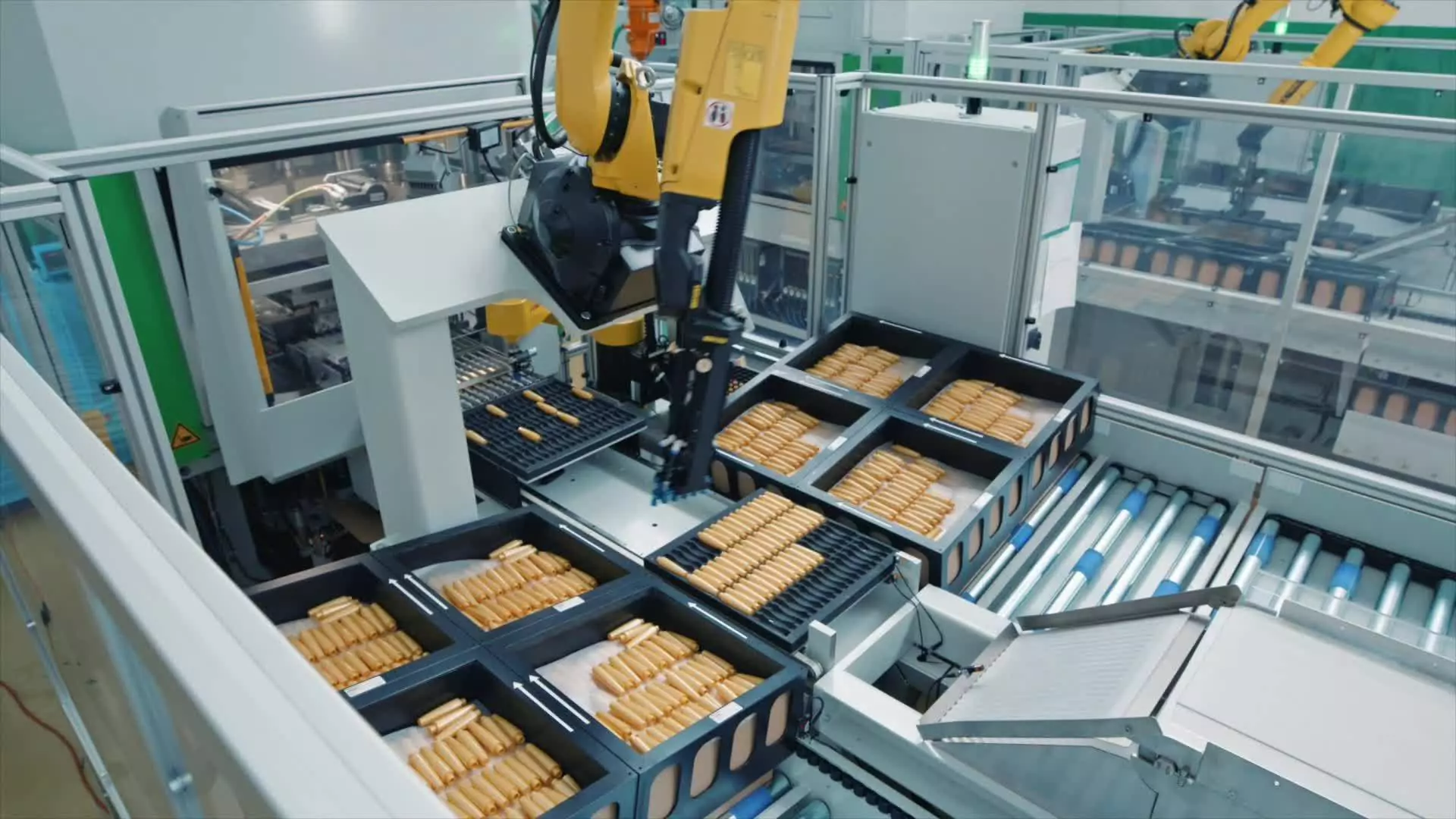 Umiestňovanie vstrekovaných kusov do baliacich podnosov