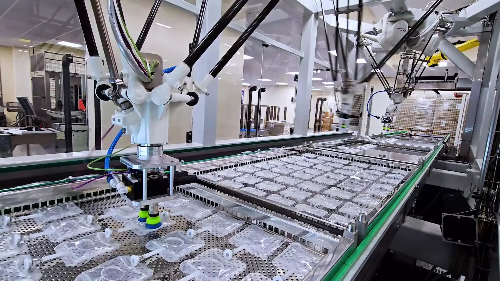 Orvosi tálcák és steril zsákok automatikus be- és kirakodása