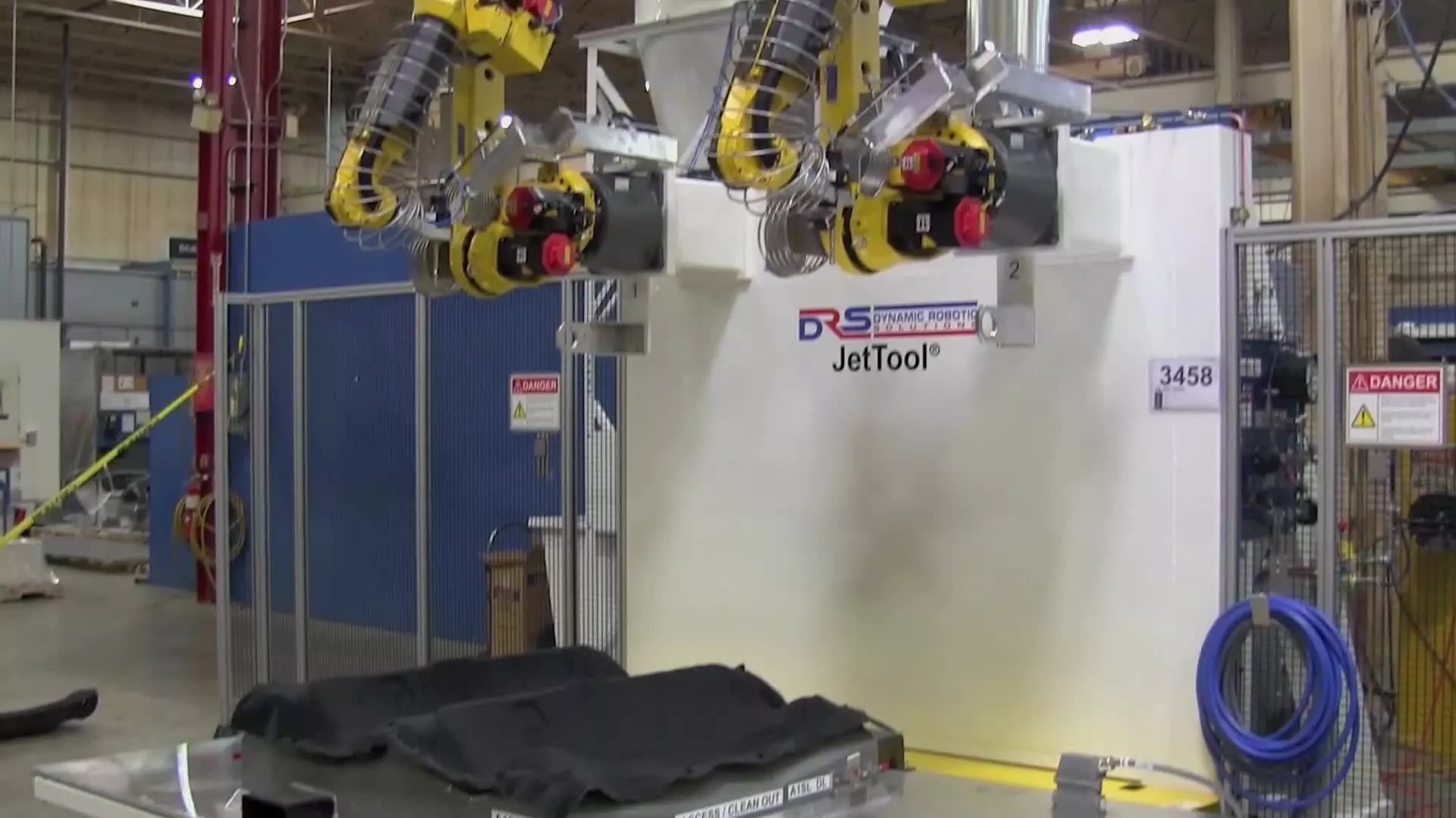 Robot pro řezání koberců vodním paprskem