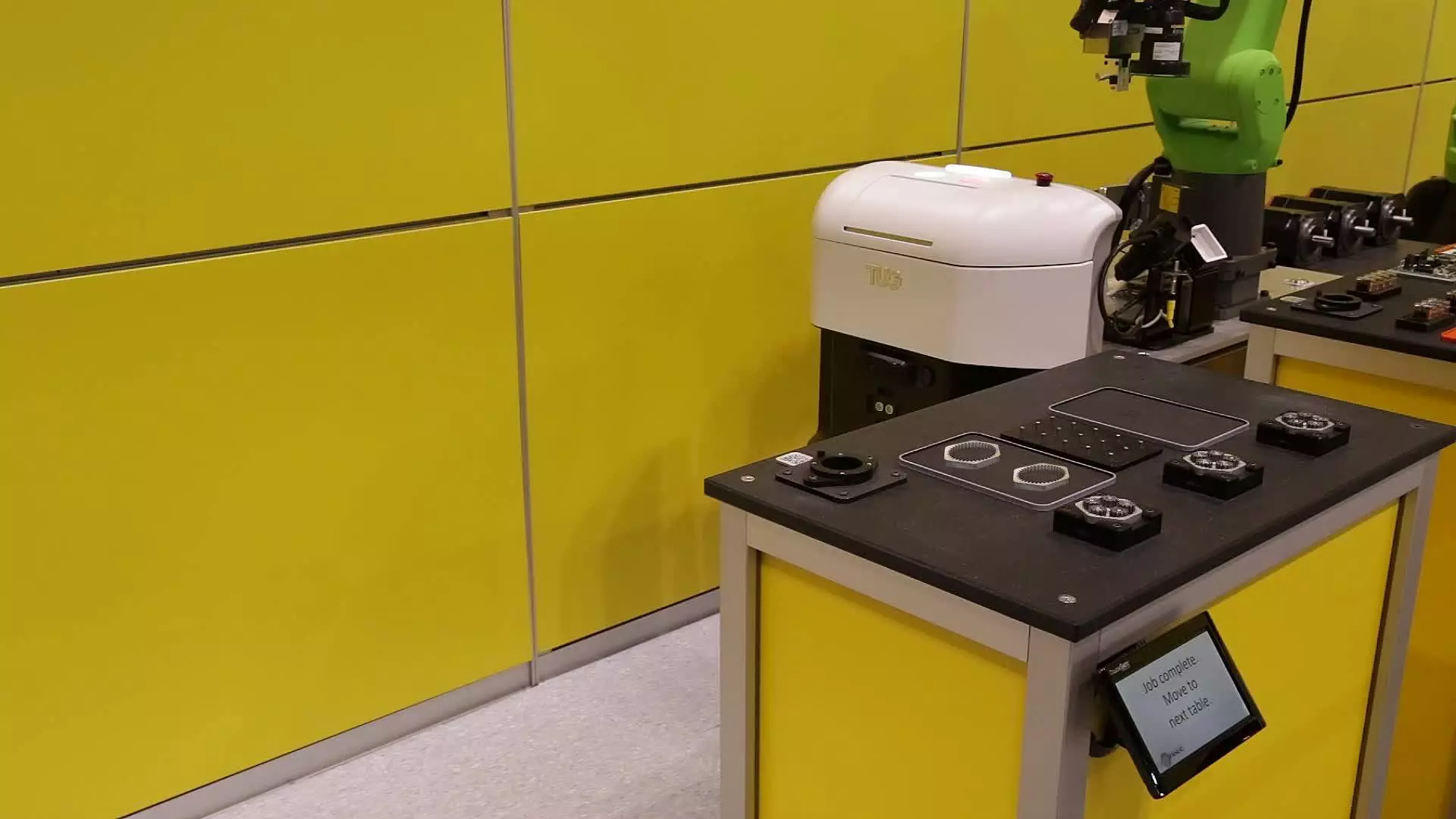 Robot collaborativo mobile – FANUC CR-7iA/L utilizza un AGV per spostarsi tra le stazioni di assemblaggio robotizzate